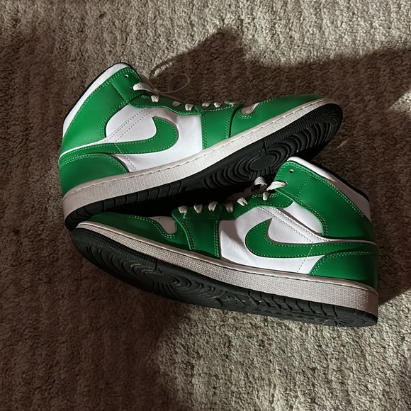 Nike air Jordan 1 mid. lucky green/white/black. SIZE M10 - Picture 4 of 4